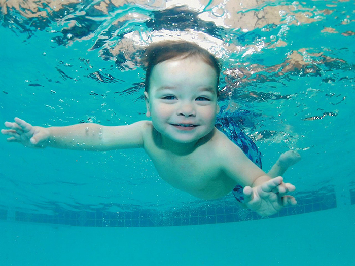 ребенок плавает