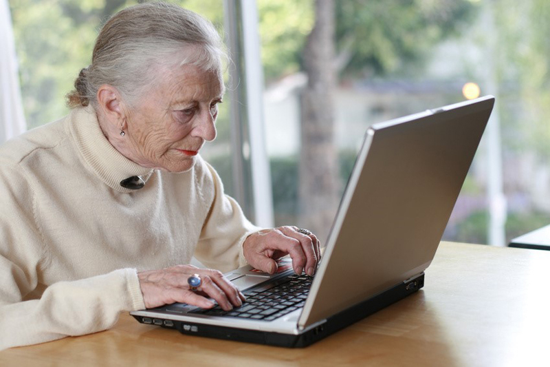 Бабушка за компьютером