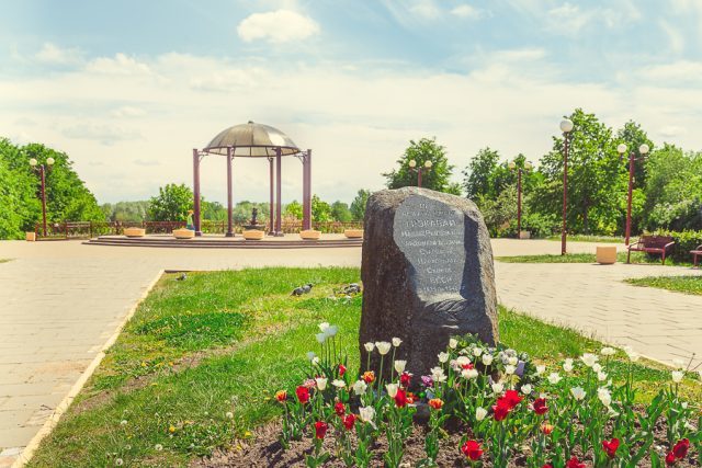 Камень в парке Грековой
