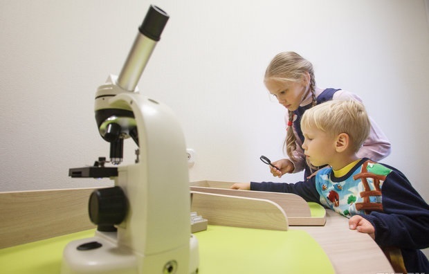 Дети с микроскопом
