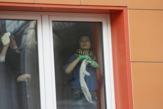Девушка моет окна