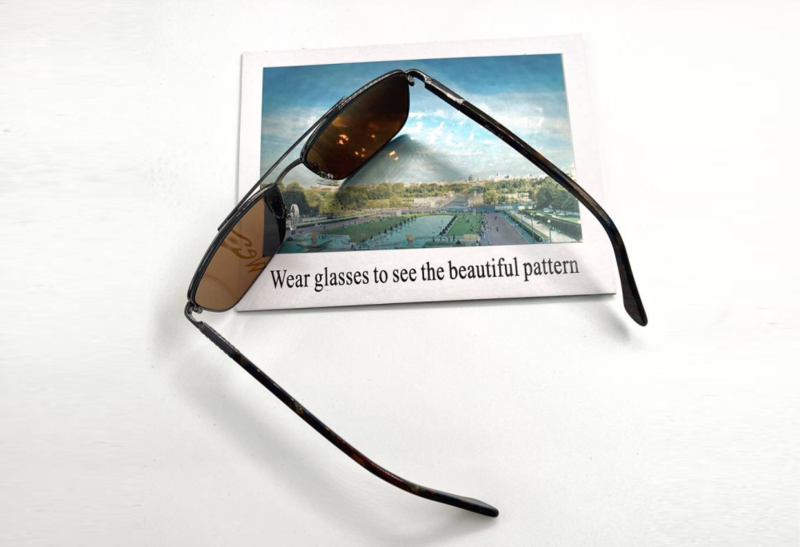 Защитные очки на траве