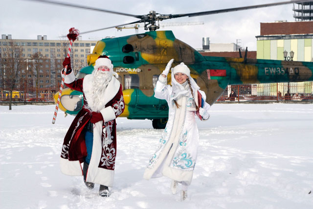 Дед Мороз и Снегурочка выходят из вертолета