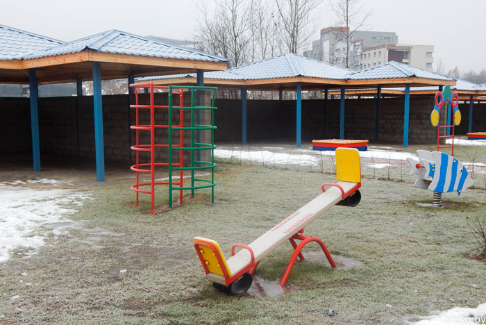Детская площадка у сада-школы