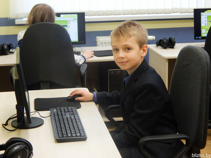 Мальчик за компьютером