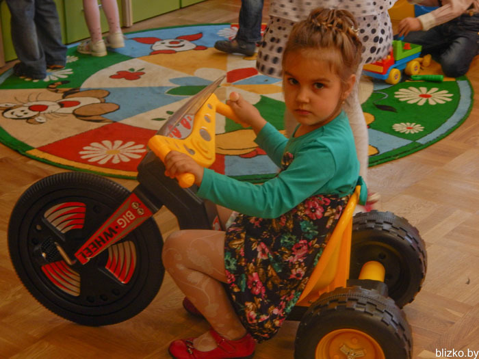 Девочка на игрушечном велосипеде