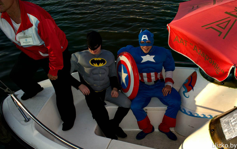 Супер-герои на лодке