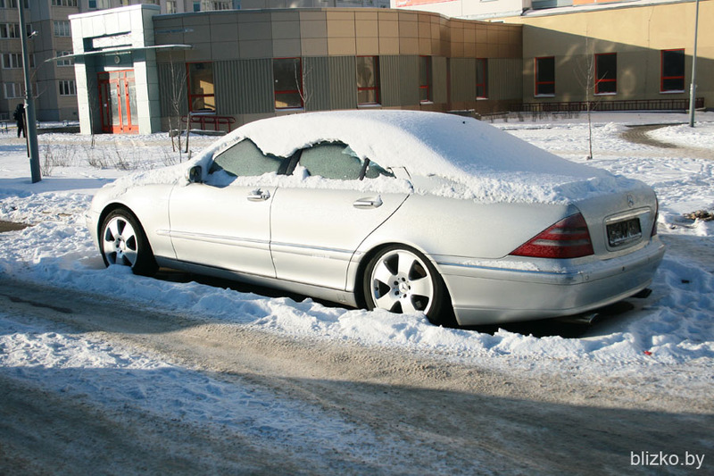 Нерасчищенный снег рядом с автомобилем