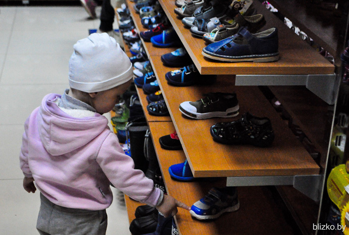 Ребенок выбирает обувь