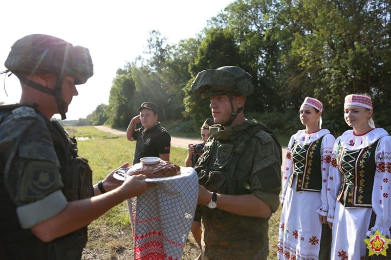 Российские военные прибыли в Брест на учения «Запад-2021». Посмотрите, как их встречают с хлебом-солью