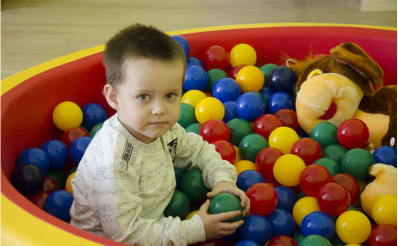 Ребенок играет с шариками