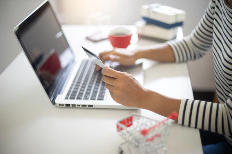 человек оформляет покупку онлайн на ноутбуке