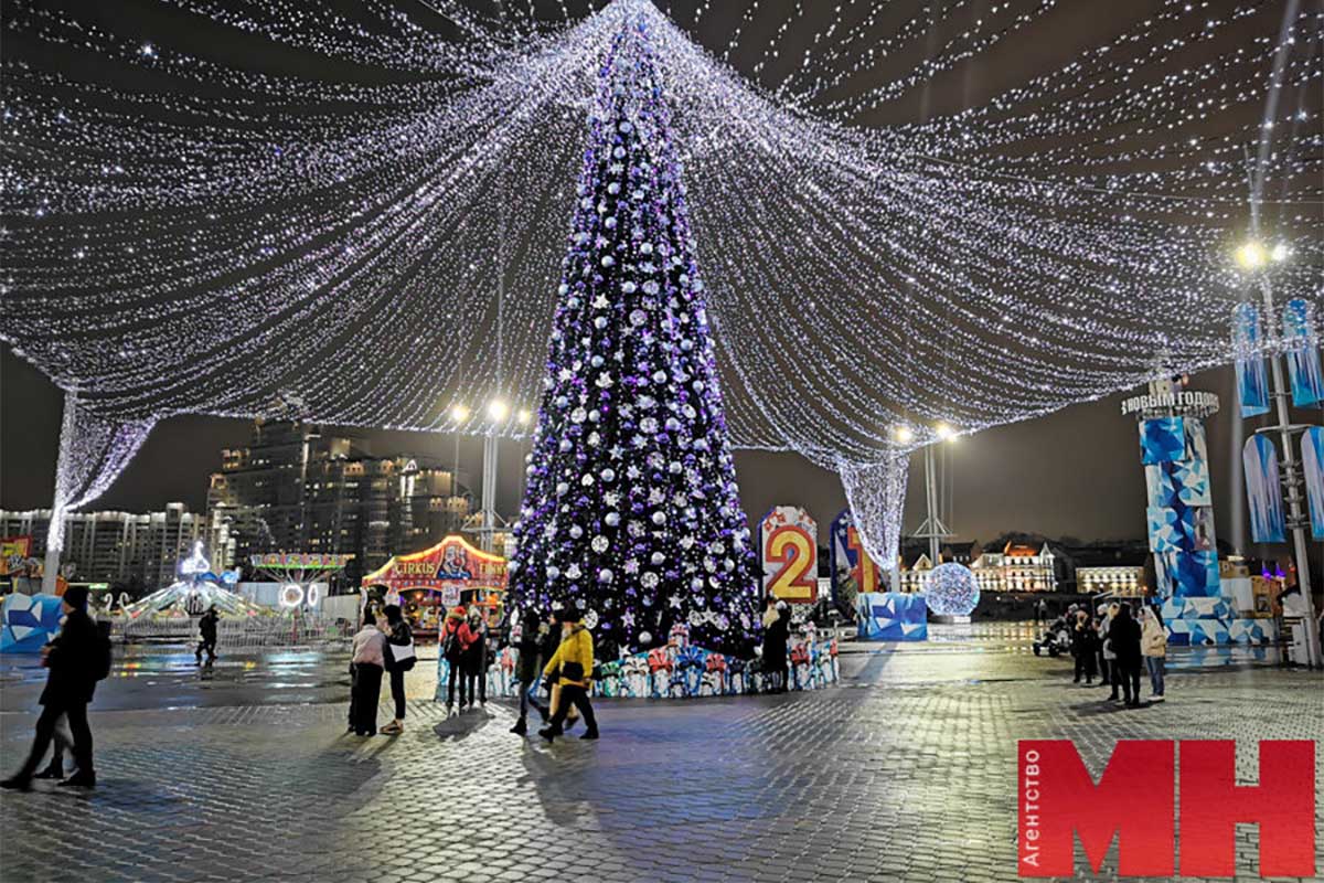 Минск в декабре. Иллюминация в минске во сколько. Елка в минске 2021. Елка в минске 2022. Новогодние украшения для улицы.