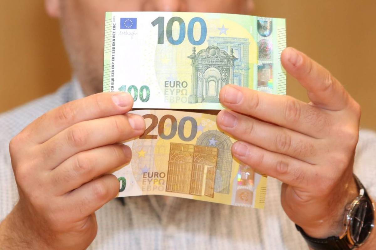317 тысяч евро в рублях. Евро. Евро фото. 100 И 200 евро. 1000 Евро.