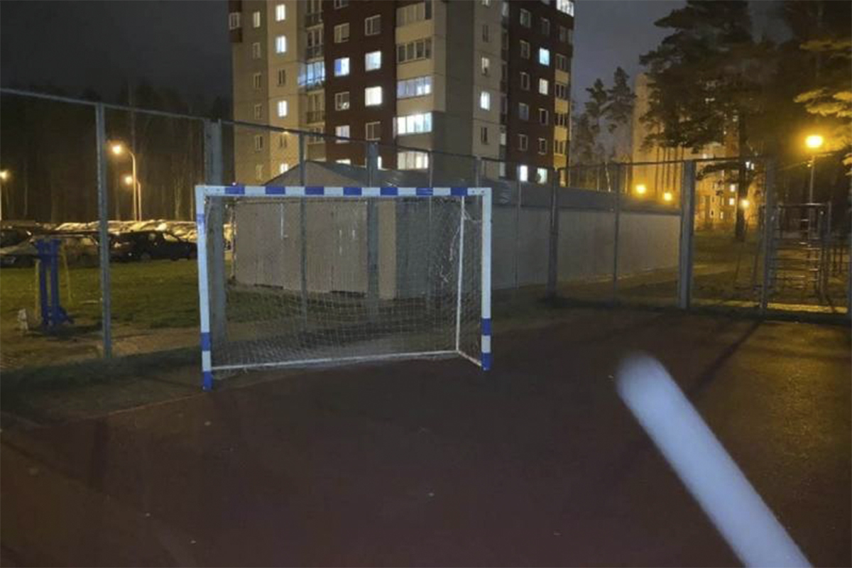 12-летний мальчик, на которого упали ворота, умер