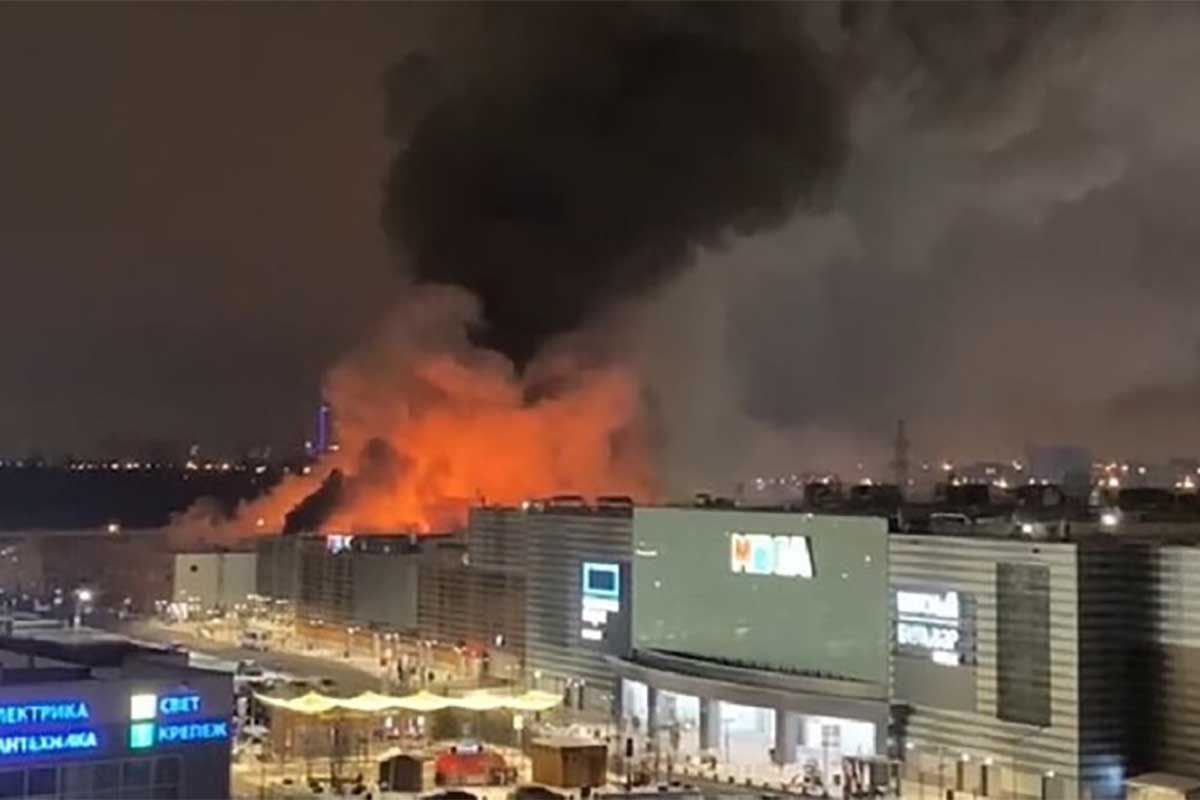 Горит тц. Оби мега Химки взрыв.. Торговый центр мега в Москве Химки. Мега торговый центр Москва пожар. Пожар в ТЦ Химки.