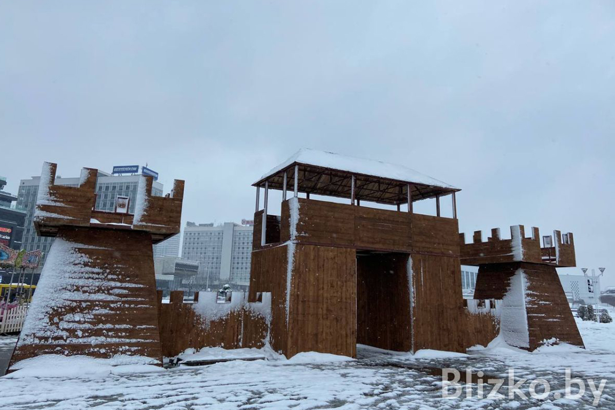 Возле Дворца спорта появился рыцарский городок и аттракционы ...