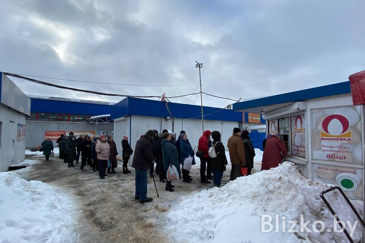 Тут на 20 копеек дешевле, будем стоять до последнего». На Московском рынке  люди выстраиваются в огромную очередь за яйцами