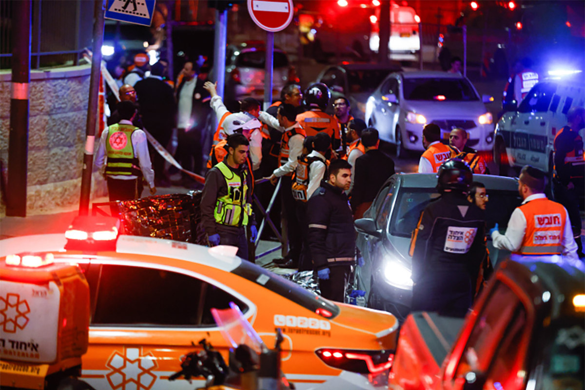 Что взорвалось в израиле. Люди на остановке. Что взорвалось в израиле. Что взорвалось в израиле. Автобус в городе.