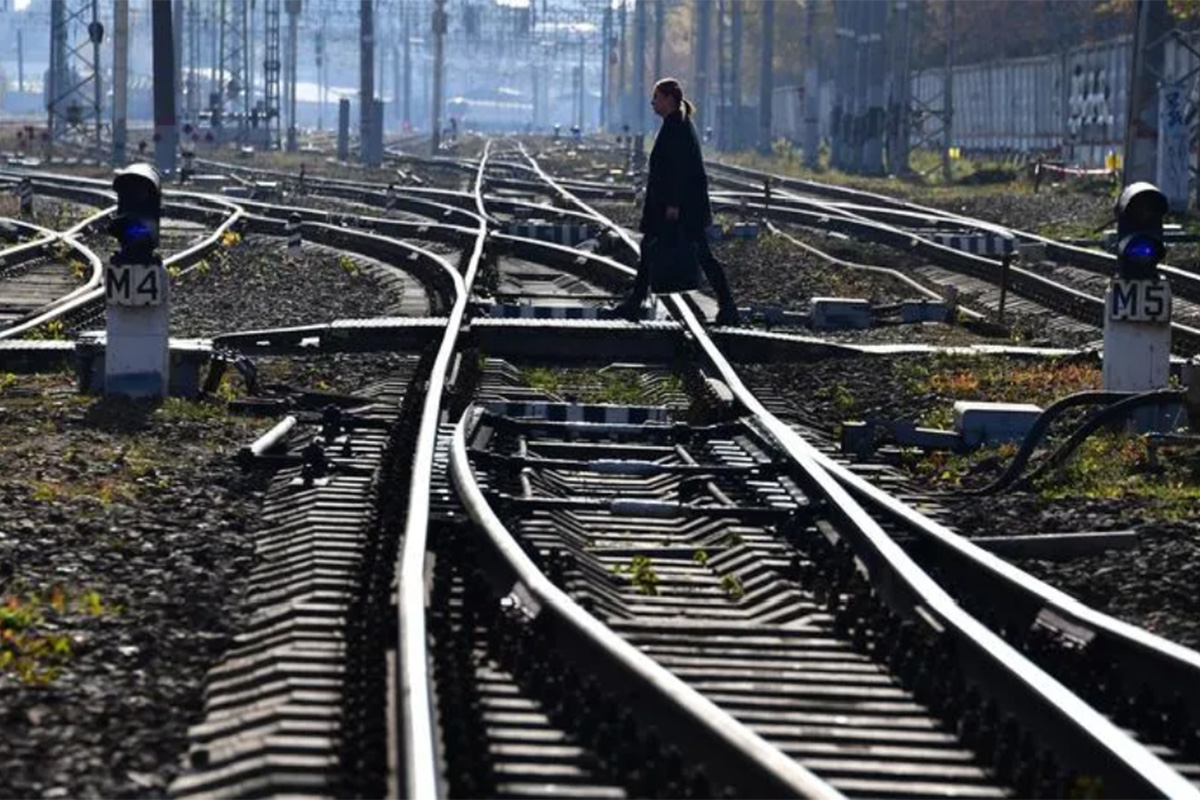 Рельсы происшествия. Железнодорожные пути. ЖД дорога. Переход ЖД путей.