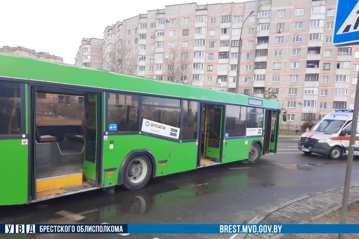 На пешеходном переходе в Бресте девушку-подростка «затянуло» под автобус –  понадобилась помощь МЧС