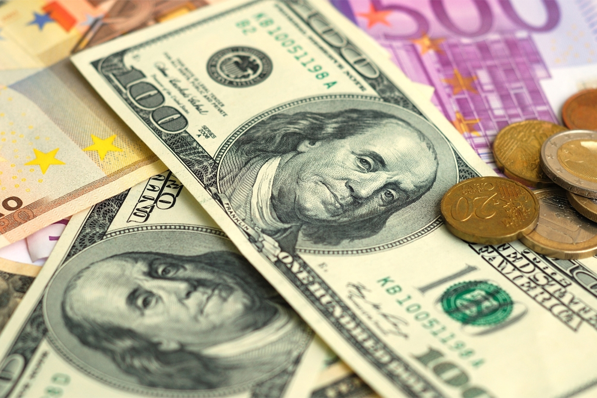 Доллар евро в краснодаре. Иностранная валюта. Доллар и евро. Доллар фото. Иностранная валюта евро.