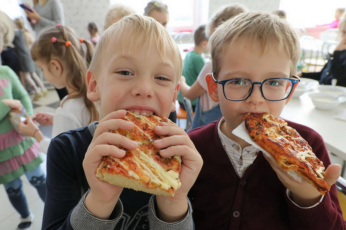 Едим со школы. Пицца в школе. Вкусная еда в столовой в школе. Пицца еда в школьной столовой. Пицца в школе столовая.