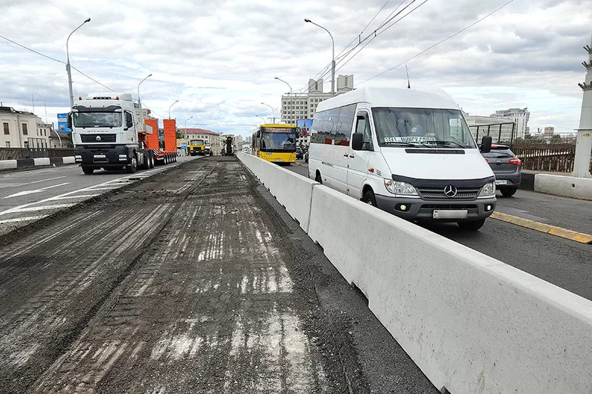 Огромные пробки в центре Минска. Что происходит на мосту, где идет ремонт,  и какие еще мосты закроют в этом году?