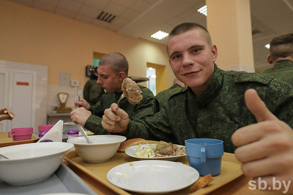 «Даже американцы таким похвастаться не могут». Посмотрели, что едят  белорусские солдаты в эпоху без бигуса