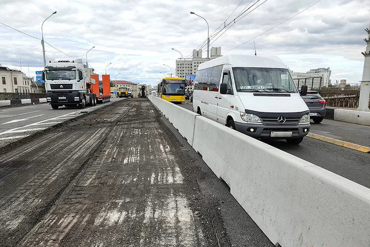 Отремонтировать мост возле «Института культуры» планируют раньше дедлайна.  Пока что там огромные пробки