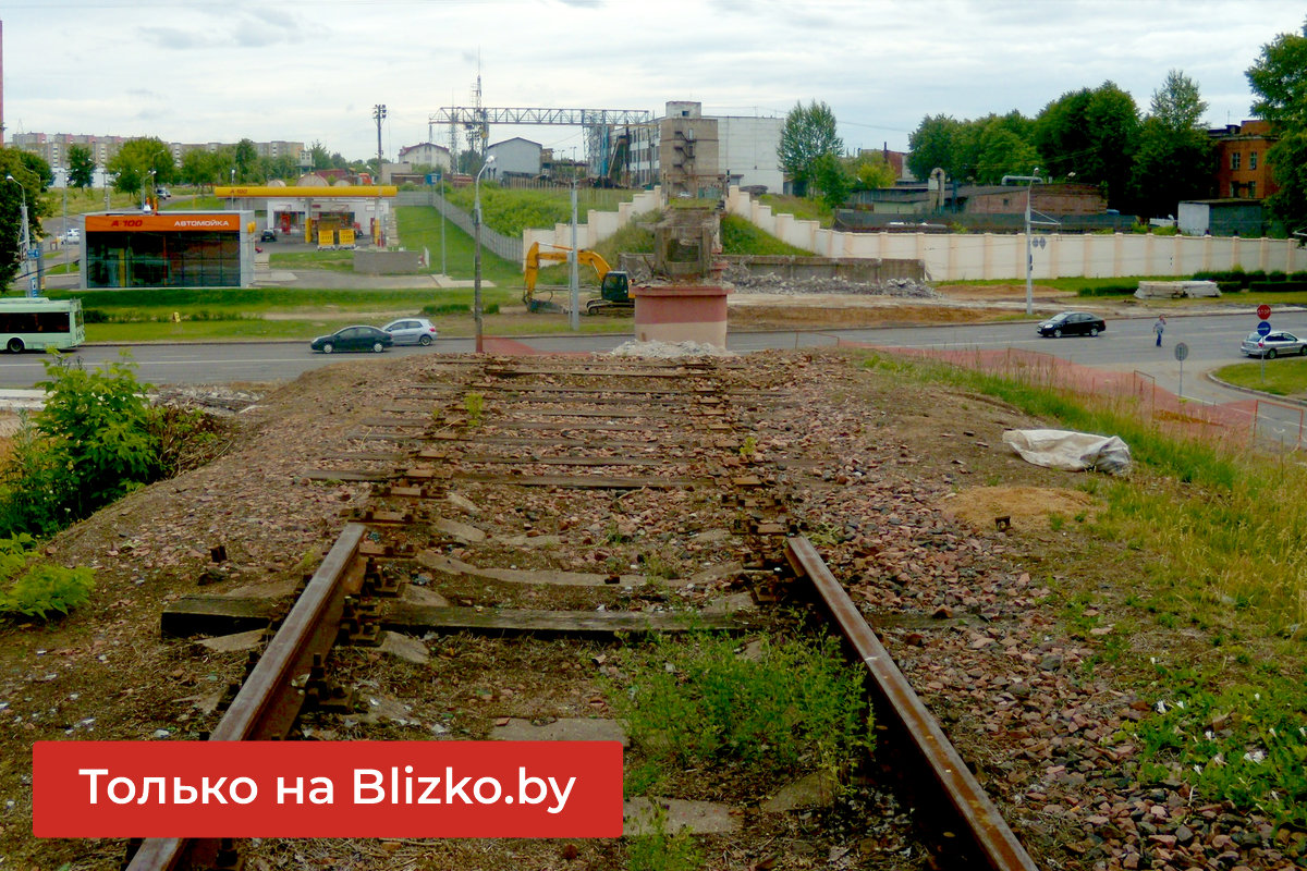 Еще недавно здесь в центре Минска ходили поезда. А сейчас даже рельсов не  осталось