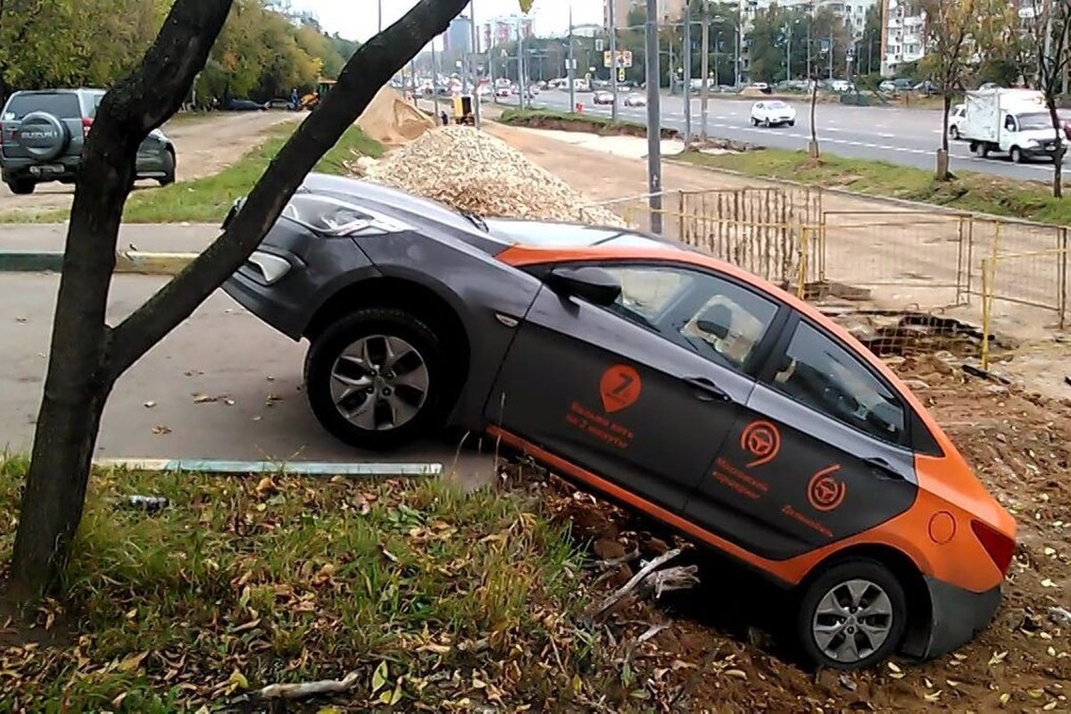 Каршеринг фото машин. Каршеринг Делимобиль Москва. Tesla Делимобиль. Mercedes CLS каршеринг. Шкода Рапид каршеринг.