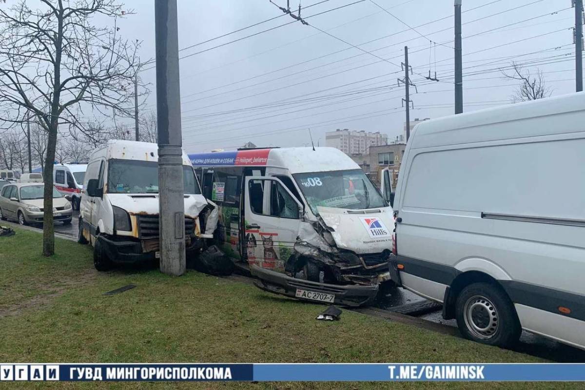 В Минске маршрутка врезалась в три автомобиля, пять пассажиров доставлены в  больницу