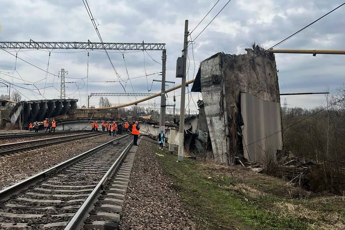 На железную дорогу Минск — Москва обрушился автомобильный мост. Как теперь  пойдут поезда?