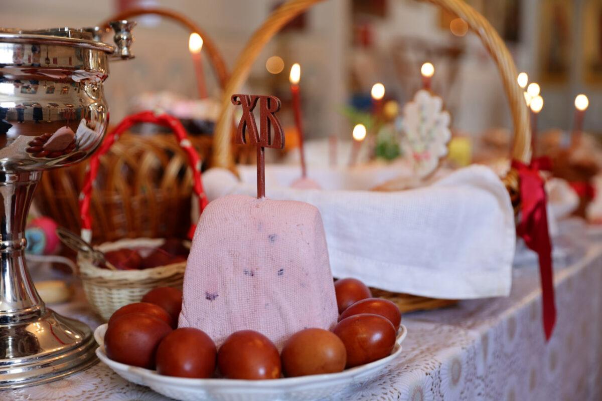 В какой день мыться перед пасхой. Освященной Пасхи, яиц, хрена, мяса и колбасы.. Куличи яйца мраморные серые бордовые на столе в доме. С чистым четвергом яйца и кулич.