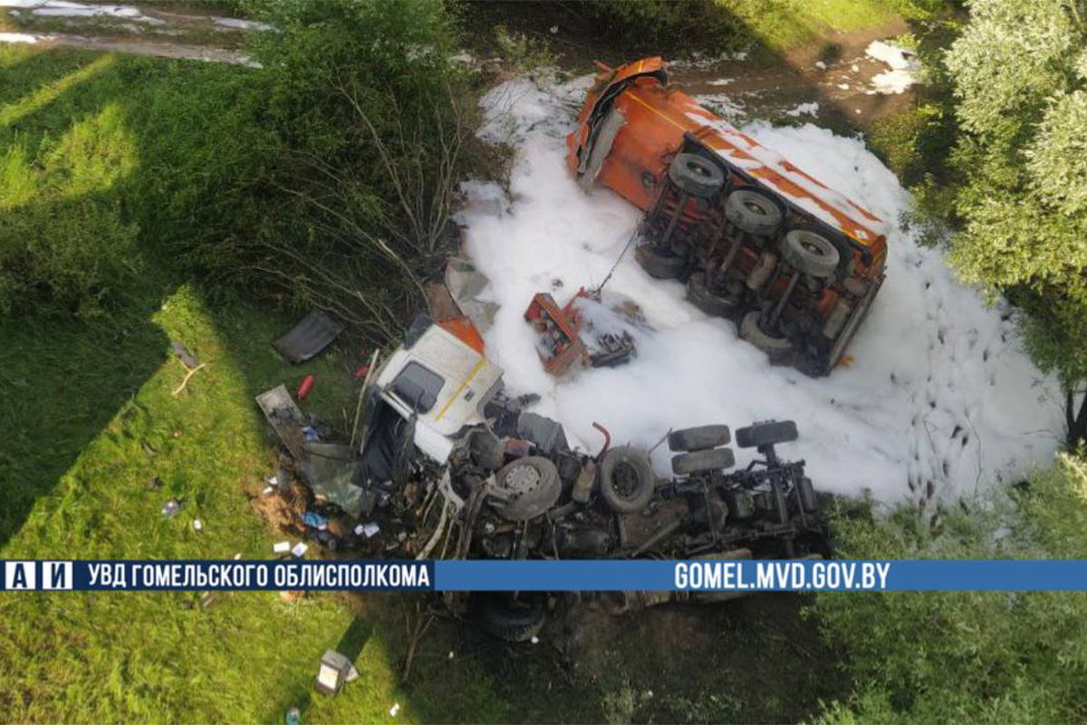 В Гомельской области бензовоз рухнул с моста