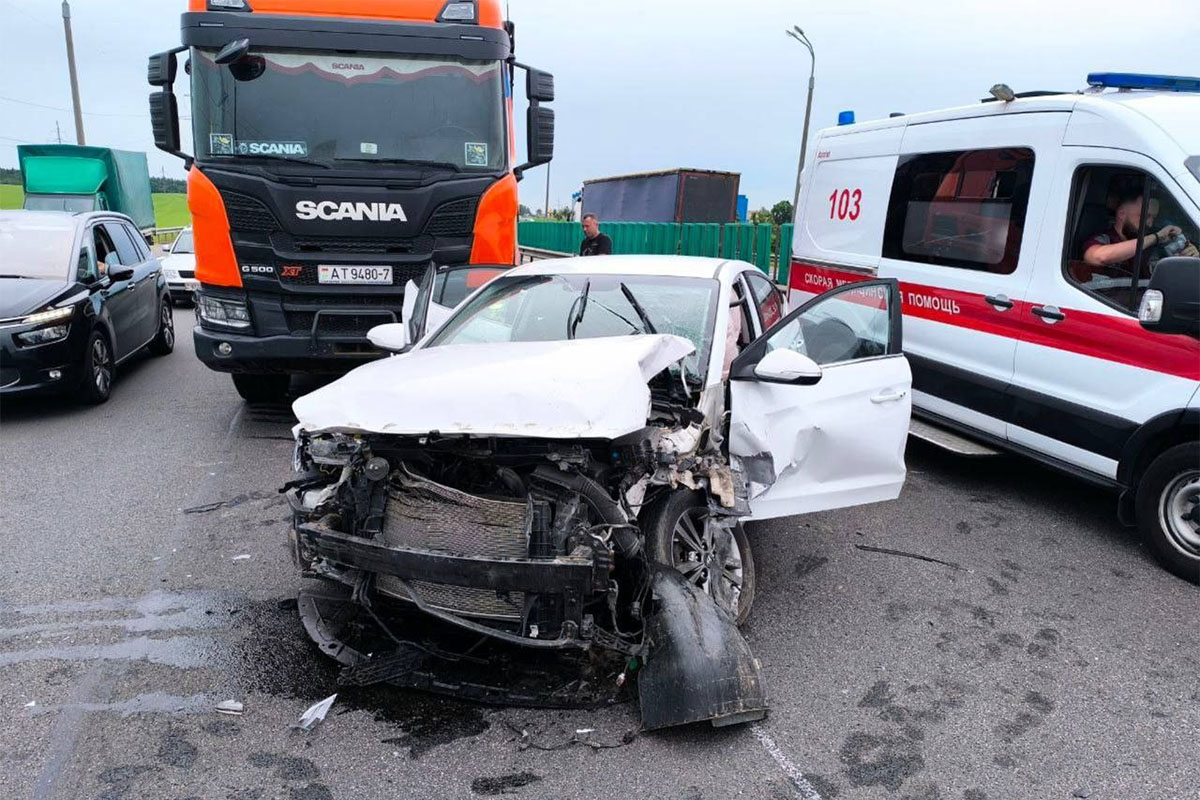 В ГАИ рассказали подробности жесткого ДТП на МКАД – видео с фурой и  «Hyundai» появилось в сети