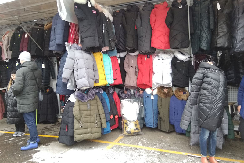 Где находятся вещевые рынки в москве. Вещевой рынок в в палатках. Одежда на рынке куртки. Рынок в Минске вещевой. Куртки на Центральном рынке.
