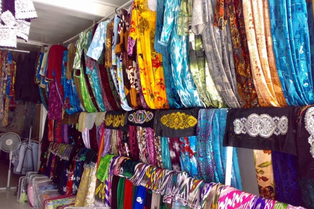 Где можно купить в душанбе. Ткань из Душанбе Корвон. Ткани Таджикистана. Магазин ткани для таджиков. Ткани в Таджикистане на рынке.