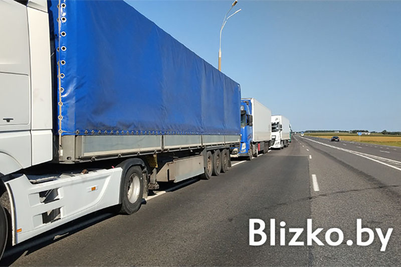 В ГТК огласили сумму штрафа водителям, бросившим фуры с литовскими номерами на дорогах Беларуси