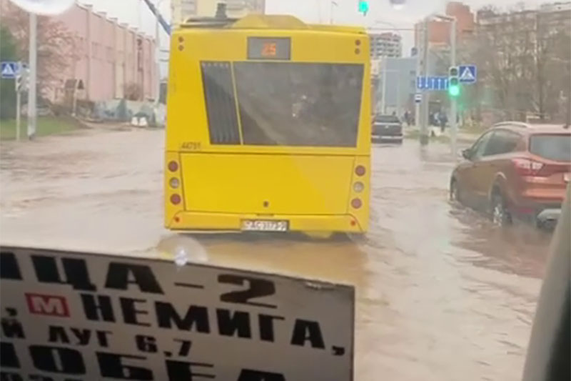 На улице Кульман в Минске повреждена водопроводная сеть − некоторые автобусы и троллейбусы не едут, другие изменили маршрут