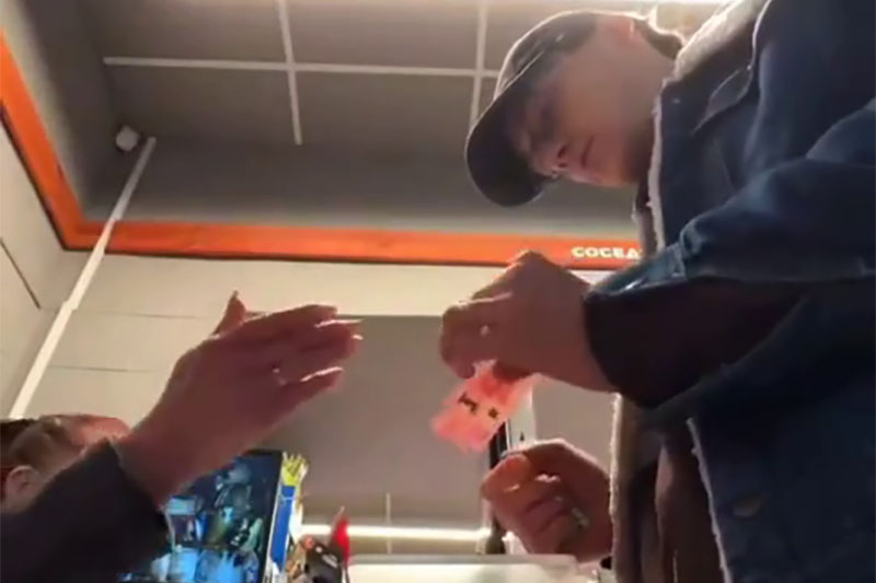 Белорусский блогер пытался расплатиться памятной банкнотой номиналом в 80 рублей и снимал реакцию кассиров