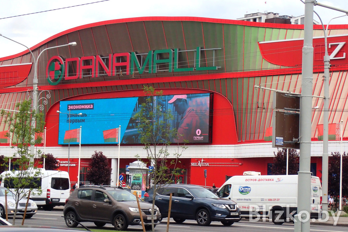 Рабочие чистили крышу Dana Mall от снега: ледяная глыба рухнула на 17-летнюю девушку