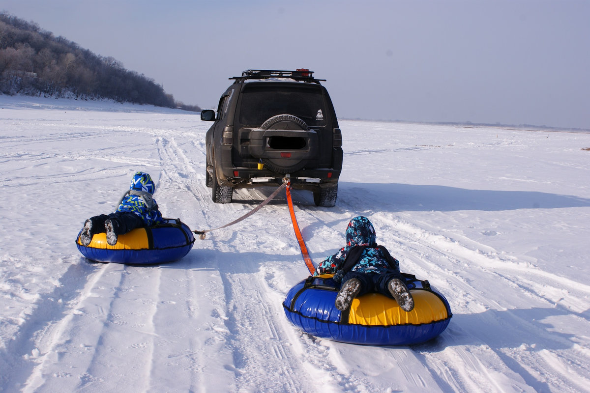 Еще один водитель решил покатать друга на тюбинге за автомобилем. Благодаря видео милиция быстро нашла нарушителей