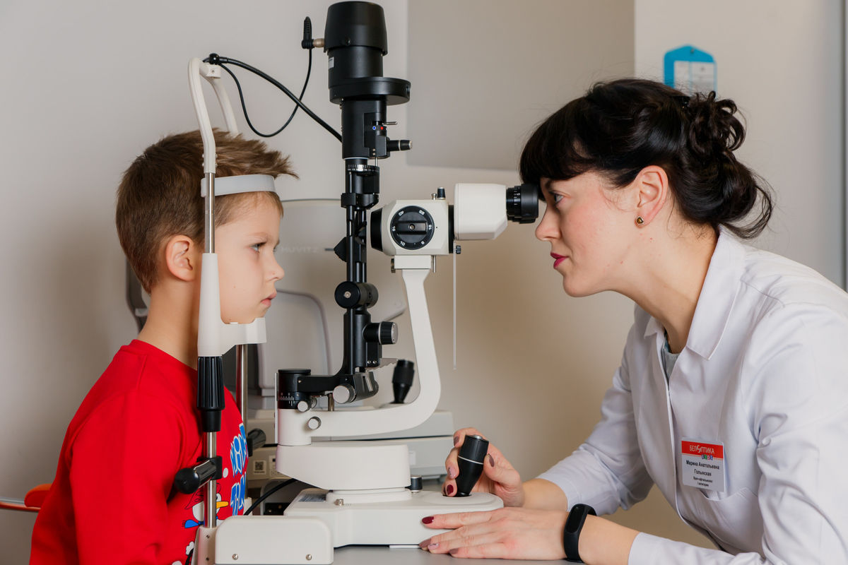 Как детям в год проверяют зрение. Детская офтальмология. Офтальмология дети. Врач окулист детский. Ребенок у офтальмолога.